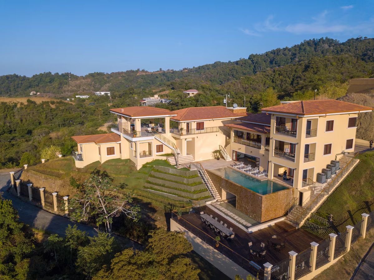 Casa Amarillo – 7-Bedroom Group Rental in Jaco